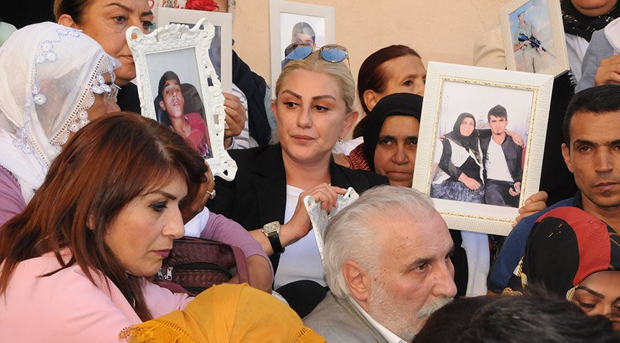Ünlü isimlerden, ailelerin HDP önündeki eylemine destek - Resim: 4