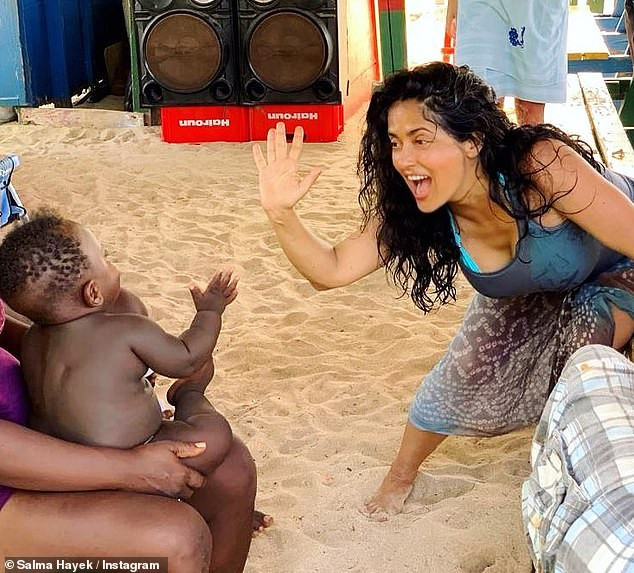 53 yaşındaki Salma Hayek bikinili pozu ile 20'liklere taş çıkardı - Resim: 3