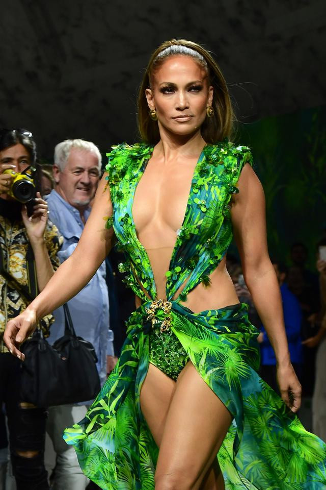 Jennifer Lopez 19 yıl sonra podyumu salladı - Resim: 2