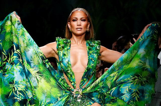 Jennifer Lopez 19 yıl sonra podyumu salladı - Resim: 4