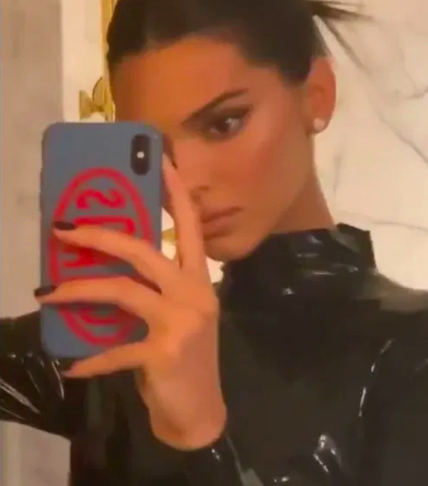Kendall Jenner'ın üzerine yapışan seksi siyah tulumu büyük beğeni topladı - Resim: 1