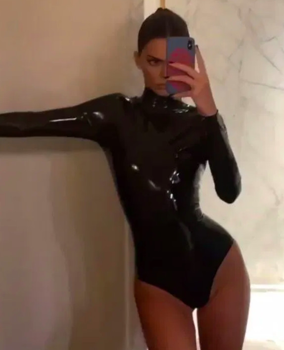 Kendall Jenner'ın üzerine yapışan seksi siyah tulumu büyük beğeni topladı - Resim: 3