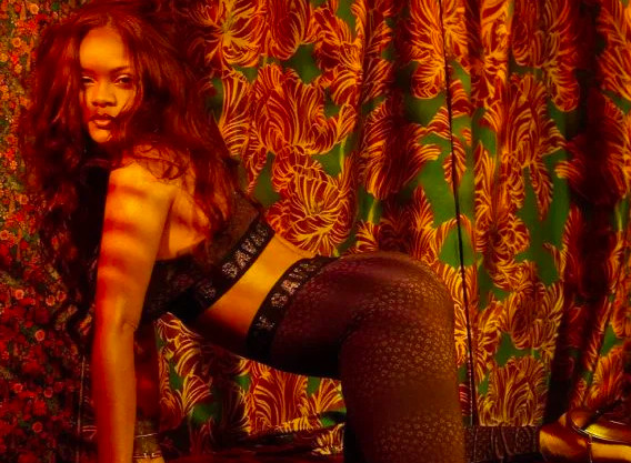 Rihanna markasının yeni koleksiyonunu tanıtmak için seksi pozlar verdi - Resim: 1