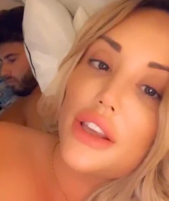 Charlotte Crosby'nin üstsüz pozu mest etti - Resim: 2