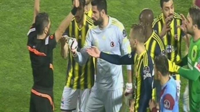 Futbolu bırakan Volkan Demirel'e tribünlerden atılmış en ilginç maddeler - Resim: 2