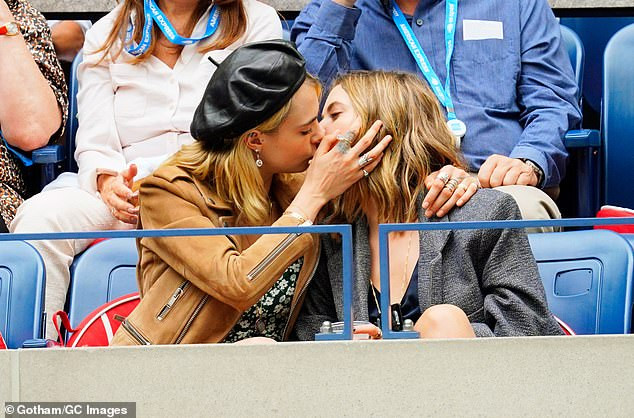 Cara Delevingne ve Ashley Benson öpüşmeye doyamadı - Resim: 4