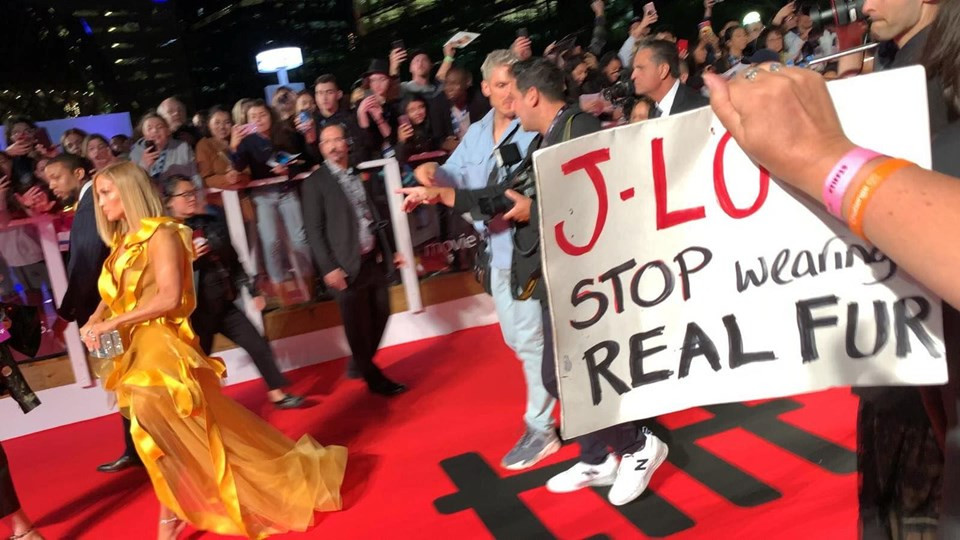 Jennifer Lopez,  yeni filmi Hustlers’ın galasında protesto edildi - Resim: 2