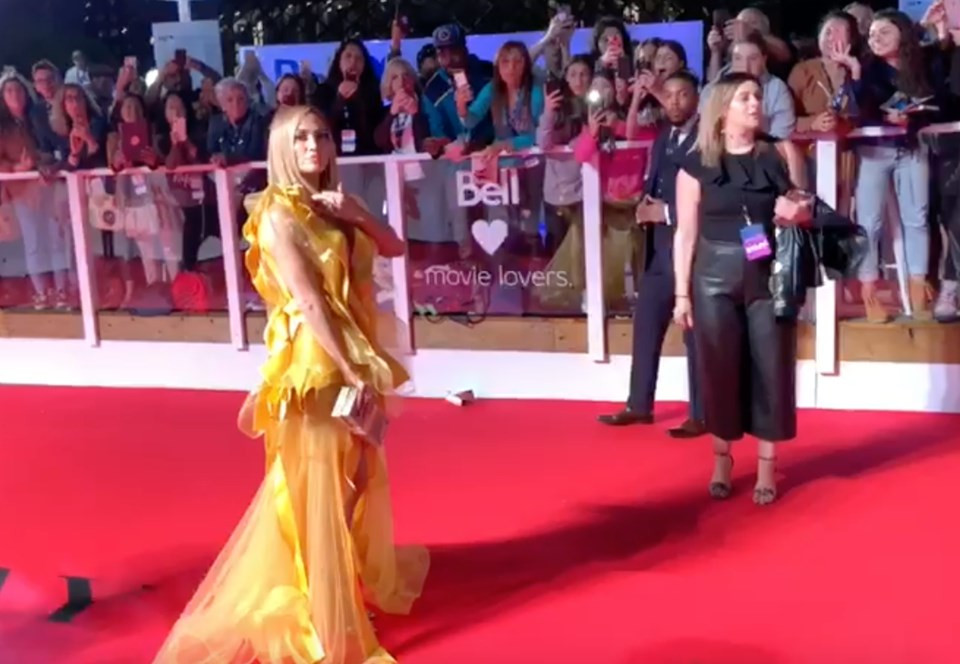 Jennifer Lopez,  yeni filmi Hustlers’ın galasında protesto edildi - Resim: 4