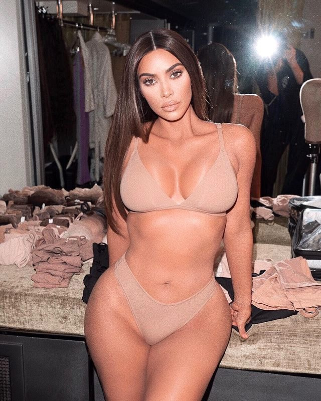 Kim Kardashian iç çamaşırlı pozuyla yeni yılı kutladı - Resim: 1