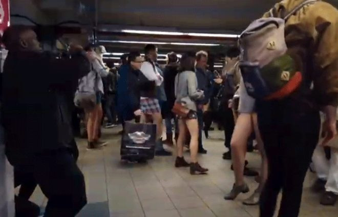 New York'ta pantolonsuz metro yolculuğu - Resim: 2