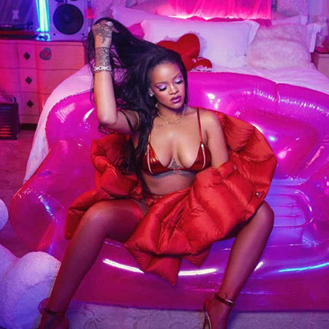 Rihanna'dan iç çamaşırlı poz - Resim: 2