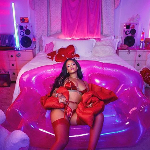 Rihanna'dan iç çamaşırlı poz - Resim: 3