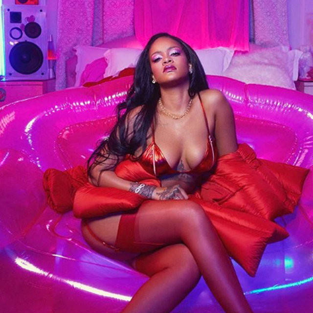 Rihanna'dan iç çamaşırlı poz - Resim: 4