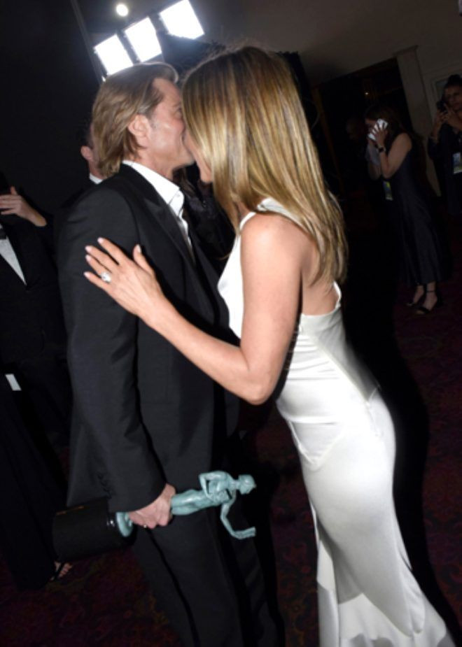 Brad Pitt ile Jennifer Aniston sarmaş dolaş! Angelina Jolie ile aldatmıştı - Resim: 2