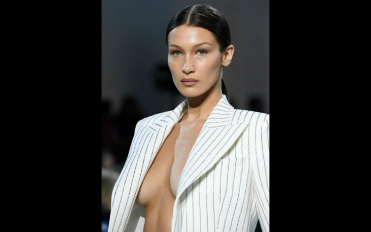 Sütyensiz Bella Hadid defileye damgasını vurdu - Resim: 1