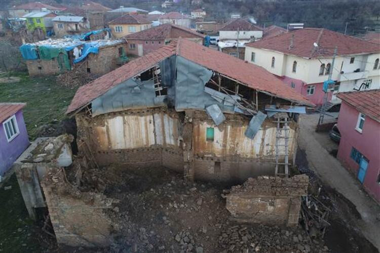 Deprem Elazığ'ı vurdu! İşte bölgeden gelen son fotoğraflar... - Resim: 4