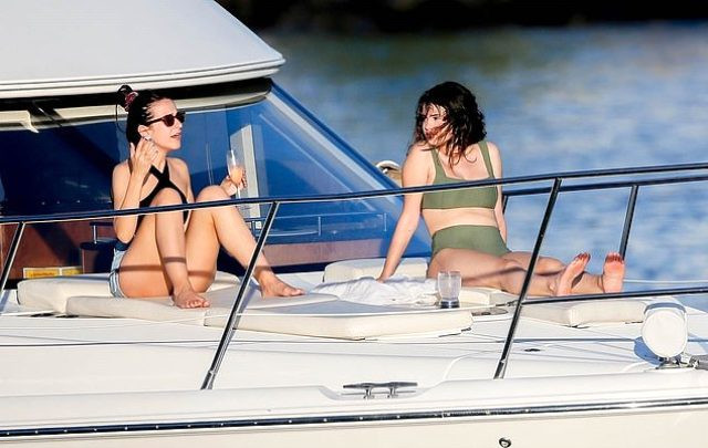 Şarkıcı Selena Gomez bikiniyle yakalandı! Fazla kiloları gözlerden kaçmadı - Resim: 1