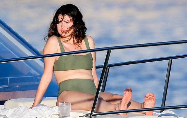 Şarkıcı Selena Gomez bikiniyle yakalandı! Fazla kiloları gözlerden kaçmadı - Resim: 3