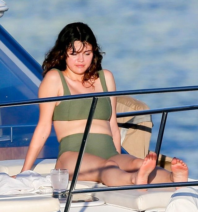 Şarkıcı Selena Gomez bikiniyle yakalandı! Fazla kiloları gözlerden kaçmadı - Resim: 4