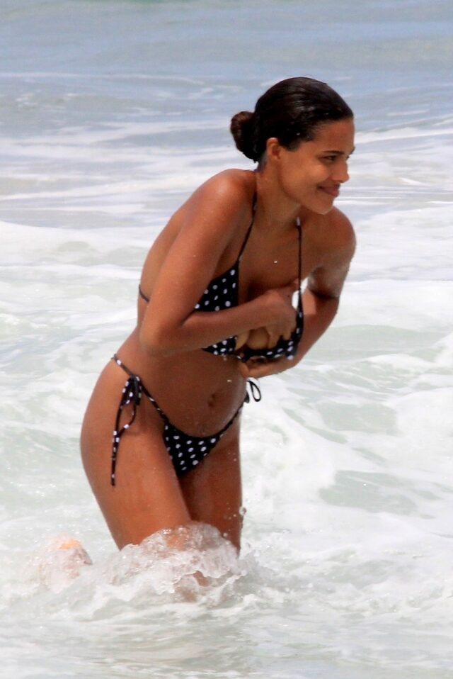 Tina Kunakey'ın plajda bikini alışverişi - Resim: 3