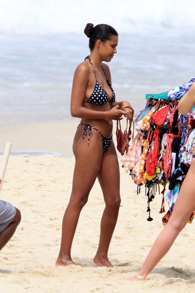 Tina Kunakey'ın plajda bikini alışverişi - Resim: 4