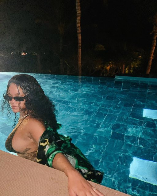 Rihanna'dan yılın ilk selfie'si - Resim: 1