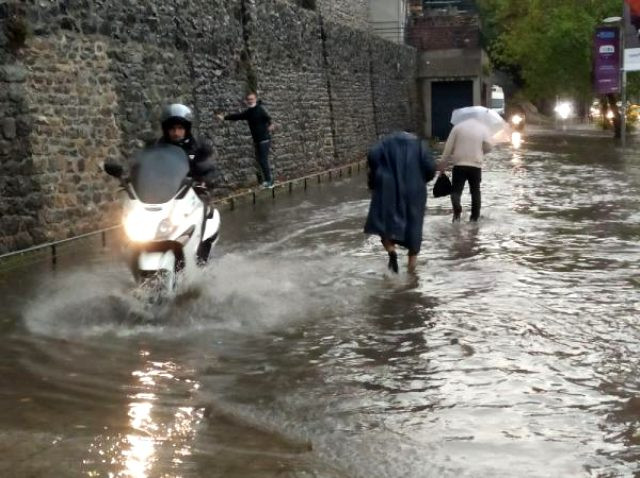 İstanbul'da sel ve dolu uyarısı yapıldı alt geçitleri su bastı - Resim: 1