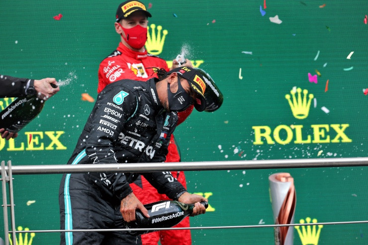 Formula 1 şampiyonu Hamilton sprite dolu şişeyi görünce ne dedi? - Resim: 4