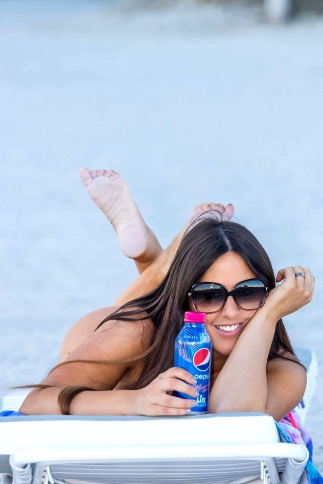 İtalya'nın fenomen kadın hakemi Claudia Romani, pembe bikinisiyle poz verdi - Resim: 2