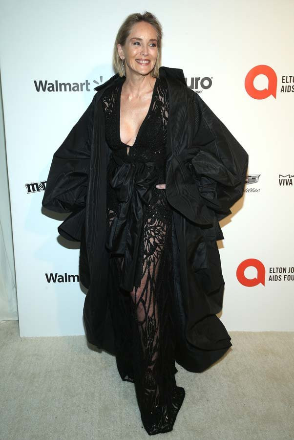 Sharon Stone da sütyensiz kervanına katıldı - Resim: 2