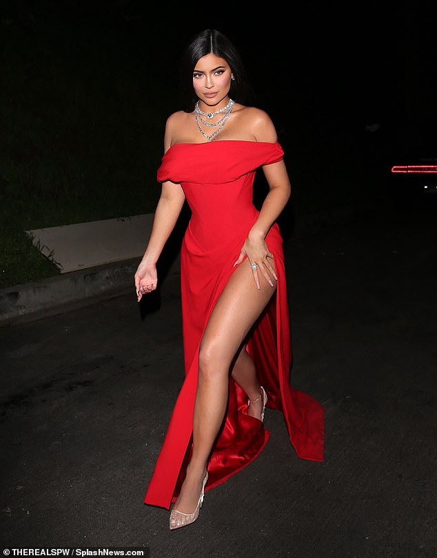 Kylie Jenner'ın derin yırtmaçlı kırmızı elbisesi büyüledi - Resim: 2