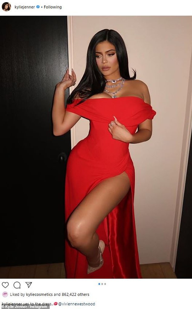 Kylie Jenner'ın derin yırtmaçlı kırmızı elbisesi büyüledi - Resim: 3