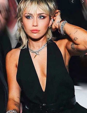 Miley Cyrus göğüs ucunu paylaştı - Resim: 1