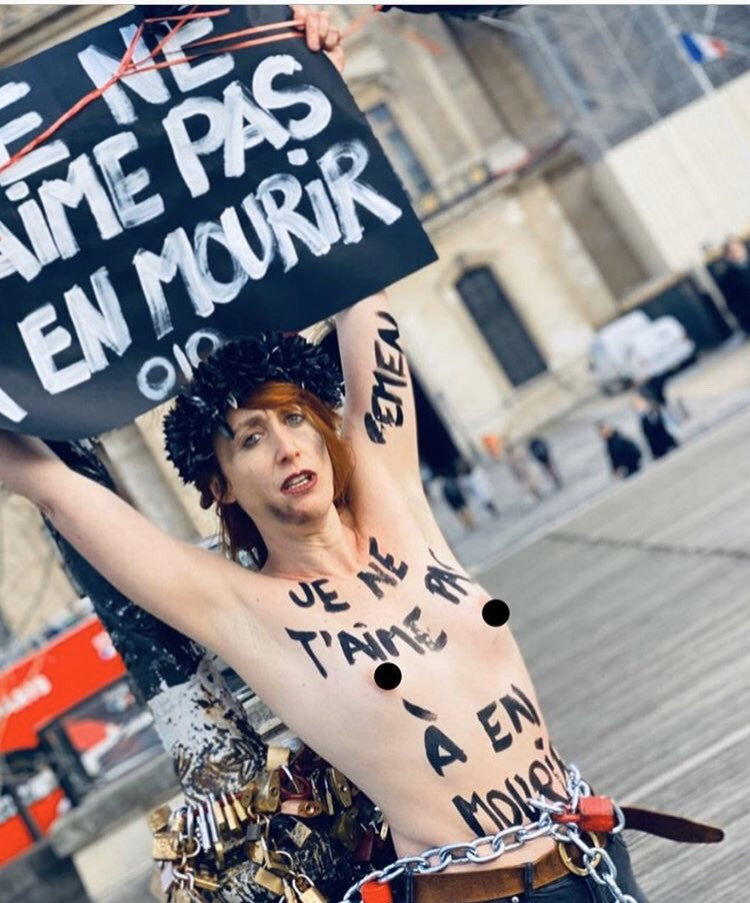Paris'te Sevgililer Günü'nde üstsüz protesto - Resim: 3