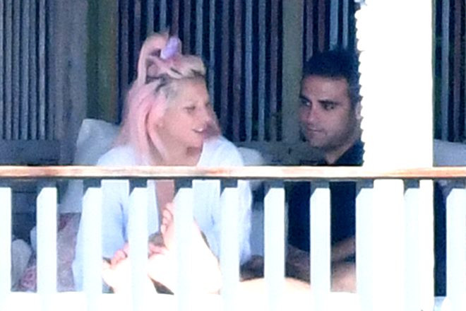 Lady Gaga evinin terasında fena yakalandı - Resim: 2