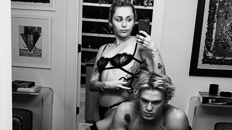 Miley Cyrus ve Cody Simpson’dan banyo pozu - Resim: 1