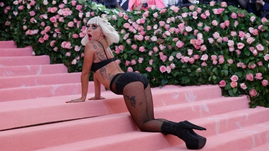Lady Gaga yeni sevgilisiyle balkonda öpüşürken görüntülendi sonra aşkını ilan etti - Resim: 1
