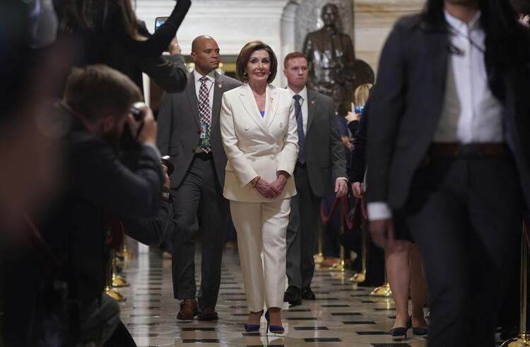 Nancy Pelosi'nin Trump'ın arkasından yaptığı hareket olay yarattı - Resim: 1