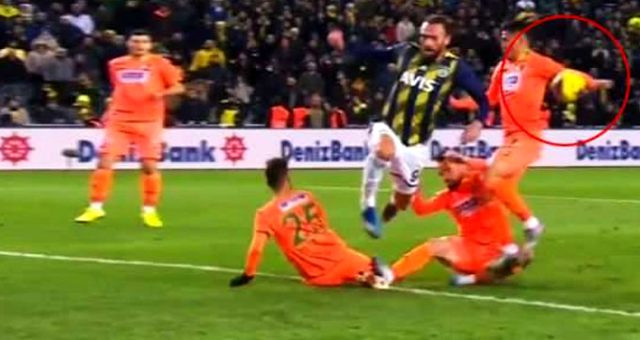 Fenerbahçe'nin penaltı isyanı! Taraftarlar hakeme tepki gösterdi - Resim: 1