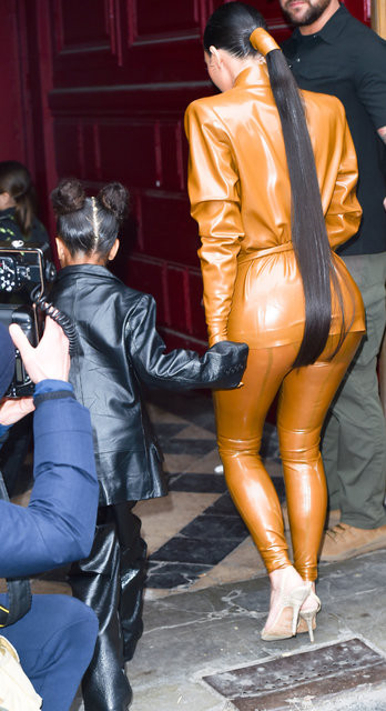 Kim Kardashian ile Kourtney Kardashian'a 'cevizli sucuk' benzetmesi - Resim: 3