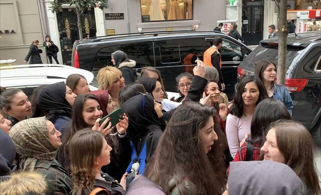 Pınar Altuğ'un bir anda etrafını sarıp telefonlara sarıldılar - Resim: 2