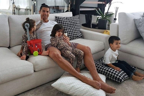 Karantinadan sıkılan Ronaldo bakın ne yaptı? - Resim: 4