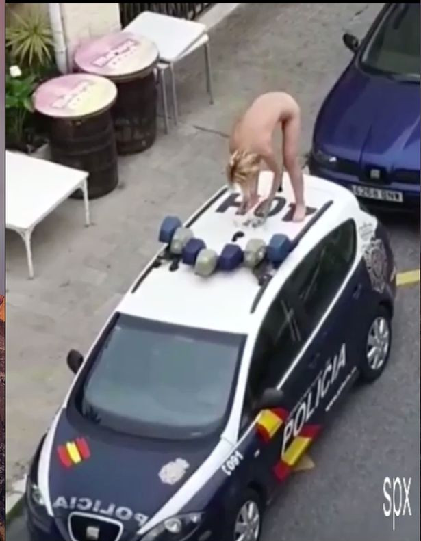 İspanyol kadın soyunup polis arabasının üzerine çıktı - Resim: 1