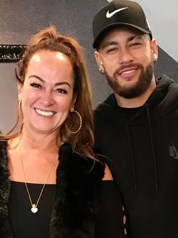 Ünlü futbolcu Neymar'ın annesinin 22 yaşında sevgilisi var - Resim: 2