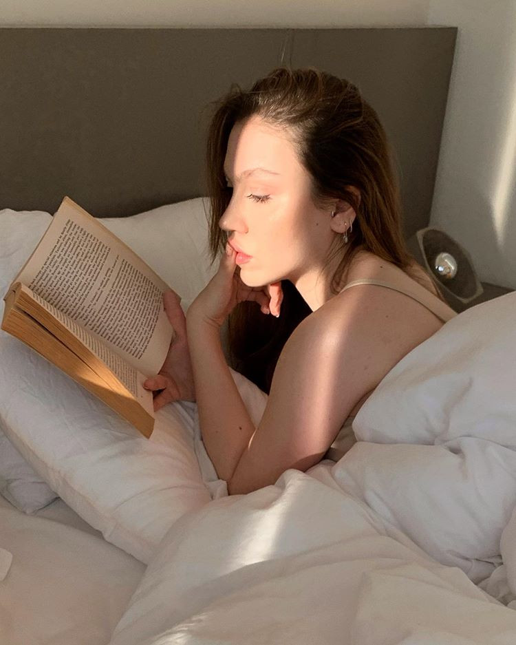 Duygu Özaslan yatakta ve yarı çıplak hangi kitabı okuyor? - Resim: 3