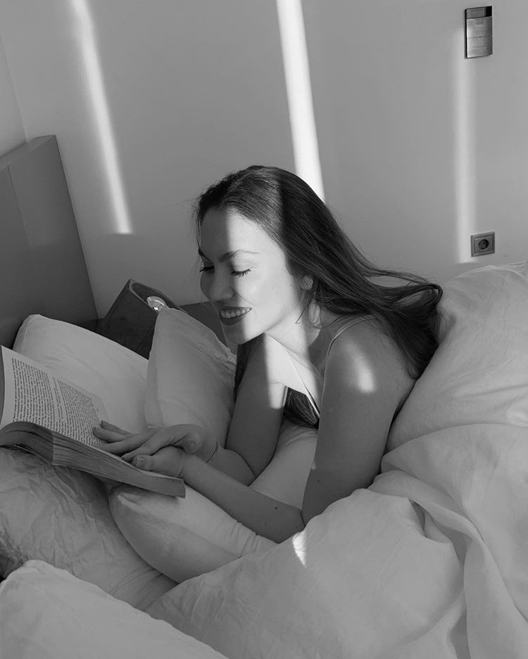 Duygu Özaslan yatakta ve yarı çıplak hangi kitabı okuyor? - Resim: 4