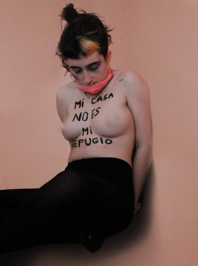 Karantinada aile içi şiddete karşı FEMEN'den üstsüz eylem - Resim: 3