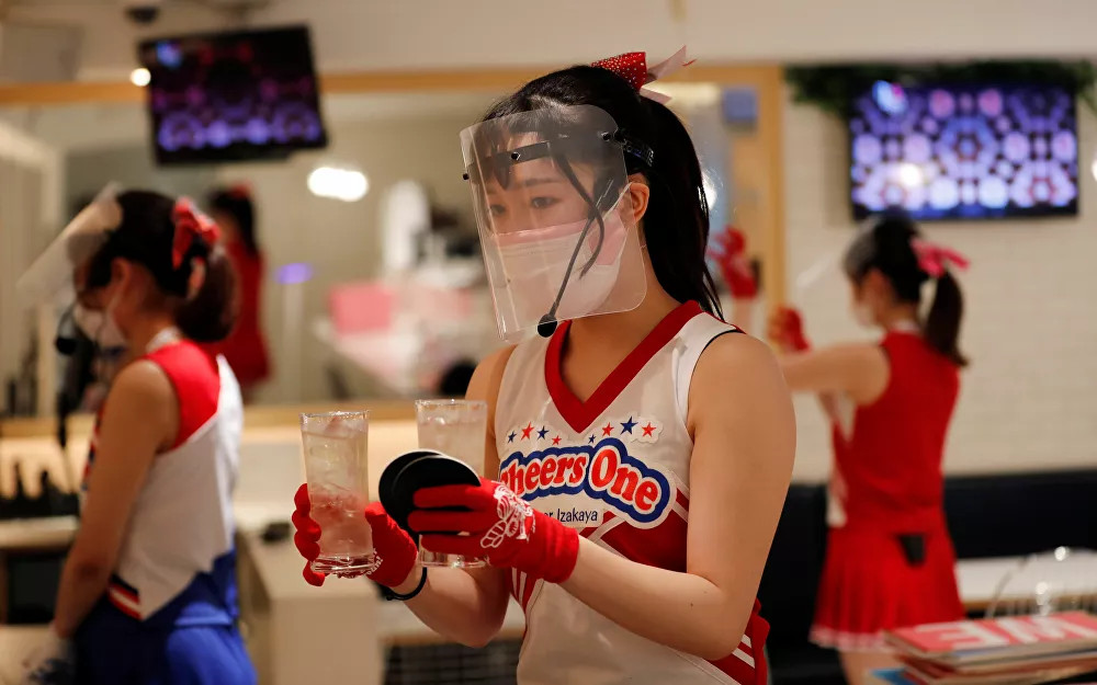 Tokyo’da bir restoranda garsonlar ponpon kız köstümleriyle servis yapıyor - Resim: 1