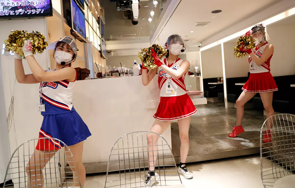 Tokyo’da bir restoranda garsonlar ponpon kız köstümleriyle servis yapıyor - Resim: 2
