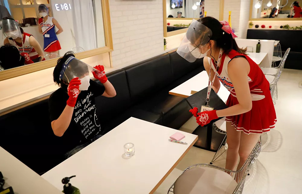 Tokyo’da bir restoranda garsonlar ponpon kız köstümleriyle servis yapıyor - Resim: 3